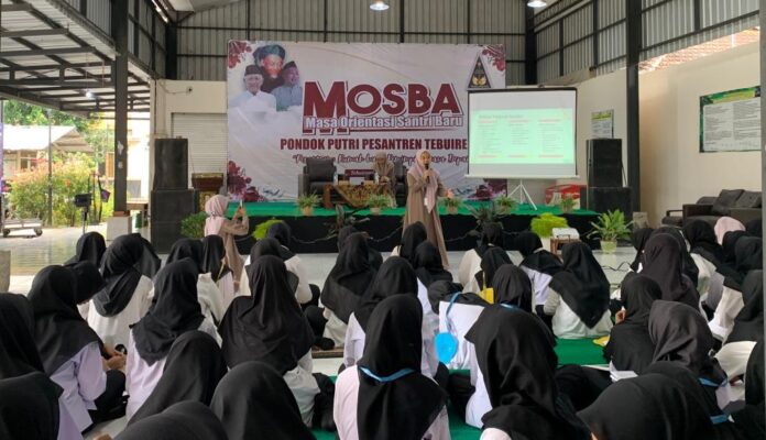Ustadzah Anis saat menyampaikan materi ubudiyah dan akhlak di acara MOSBA Pondok Putri Pesantren Tebuireng, Ahad (6/7/2025). Foto: Helfi