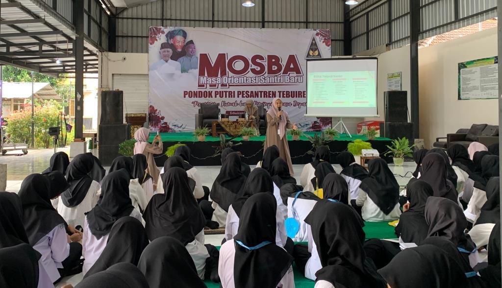 Ustadzah Anis saat menyampaikan materi ubudiyah dan akhlak di acara MOSBA Pondok Putri Pesantren Tebuireng, Ahad (6/7/2025). Foto: Helfi