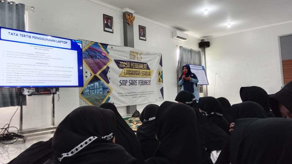 Penyampaian materi di kegiatan MPLS SMP Sains Tebuireng, Rabu (9/7/2025). Foto: Aulia