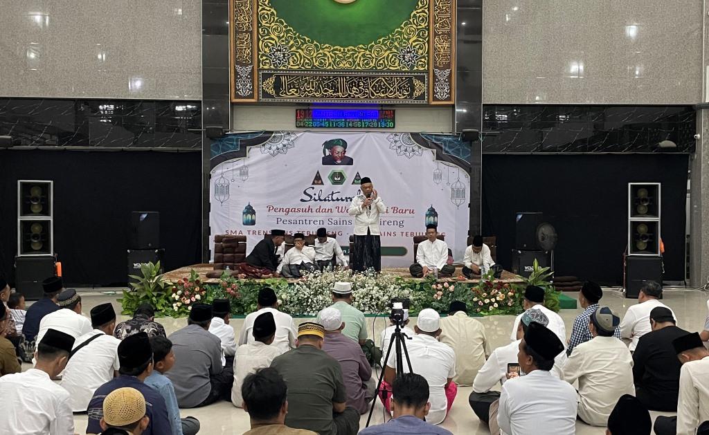 dari Mudir Bid. Pengembangan Pondok Cabang, KH. Agus Abdul Mughni menyampaikan soal sejarah dan pengasuh Pesantren Tebuireng dari masa ke masa, Jumat (4/7/2025). Foto: Iqram