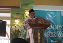 KH. Abdul Hakim Mahfudz saat memberikan sambutan di silaturahmi dengan wali santri baru, Kamis (3/7/2025). Foto: Ifa