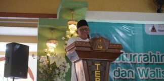 KH. Abdul Hakim Mahfudz saat memberikan sambutan di silaturahmi dengan wali santri baru, Kamis (3/7/2025). Foto: Ifa