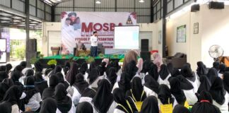 Gus Mirza menjelaskan tentang ketebuirengan di acara MOSBA yang dilaksanakan di Pondok Putri Pesantren Tebuireng, Ahad (6/7/2025). Foto: Ilvi
