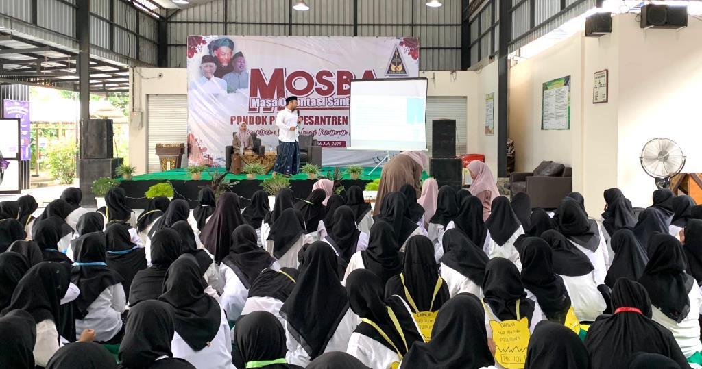 Gus Mirza menjelaskan tentang ketebuirengan di acara MOSBA yang dilaksanakan di Pondok Putri Pesantren Tebuireng, Ahad (6/7/2025). Foto: Ilvi