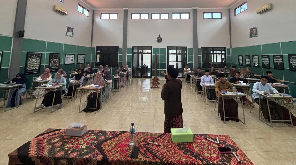 Suasana pelatihan metode al-Miftah Sidogiri bertempat di Balai Diklat Tebuireng dengan dihadiri oleh 30 guru diniyyah kelas ula dan wustho, Selasa-Rabu (15-16/07/2025) pekan lalu. Foto: Panitia