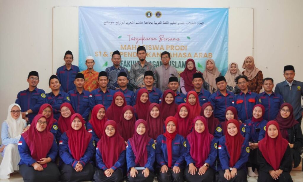 Mahasiswa prodi PBA S1 dan S2 UNHASY menggelar tasyakuran bersama dengan para dosen, Senin (7/7/2025). Foto: Nabila