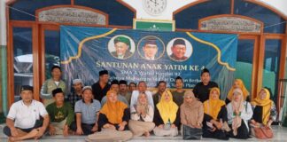 Alumni SMA AWH '92 saat menggelar santunan anak yatim ke-4 di panti asuhan Al Falah Jatipelem Diwek Jombang, Sabtu-Ahad (12-13/07/2025). Foto: Hoo