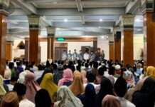 Suasana sarasehan santri baru dan wali santri dengan pengurus pondok putra Pesantren Tebuireng di masjid Tebuireng, Rabu (02/07/2025). Foto: TO