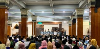 Suasana sarasehan santri baru dan wali santri dengan pengurus pondok putra Pesantren Tebuireng di masjid Tebuireng, Rabu (02/07/2025). Foto: TO
