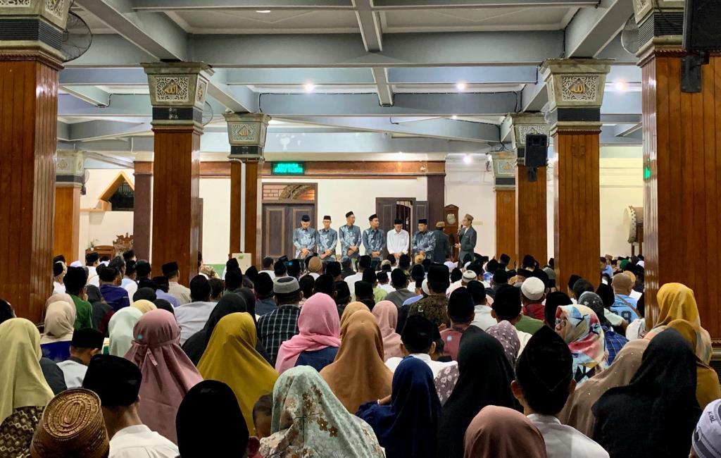 Suasana sarasehan santri baru dan wali santri dengan pengurus pondok putra Pesantren Tebuireng di masjid Tebuireng, Rabu (02/07/2025). Foto: TO