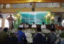 KH. Abdul Ghofar, Sekretaris Utama Pesantren Tebuireng saat menyampaikan laporan di momen silaturahmi dengan wali santri, Kamis (3/7/2025). Foto: Bakhit