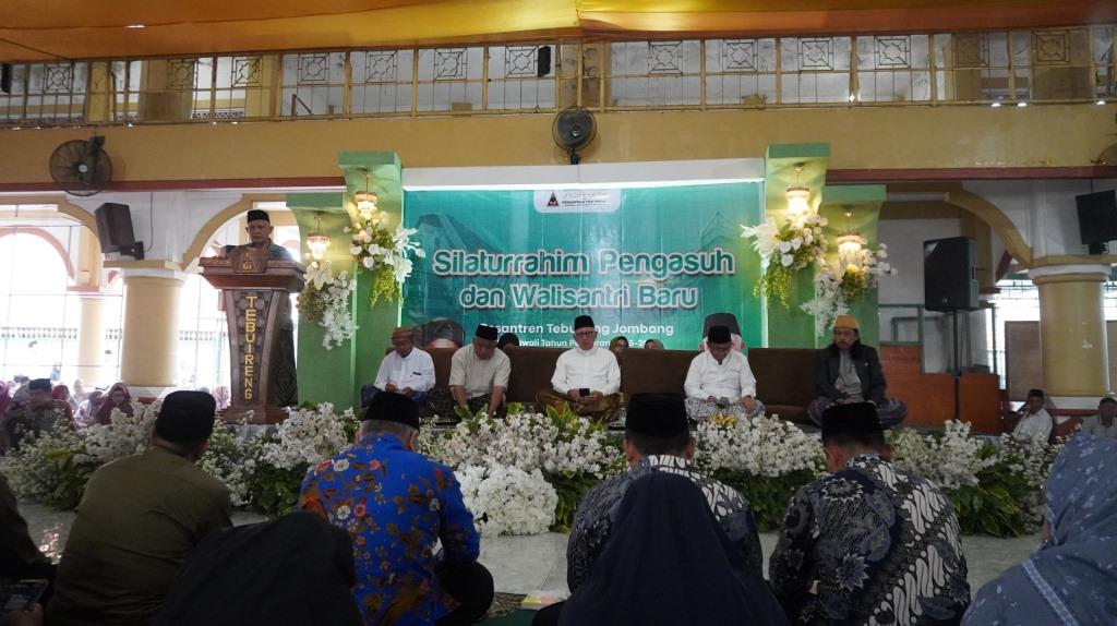 KH. Abdul Ghofar, Sekretaris Utama Pesantren Tebuireng saat menyampaikan laporan di momen silaturahmi dengan wali santri, Kamis (3/7/2025). Foto: Bakhit