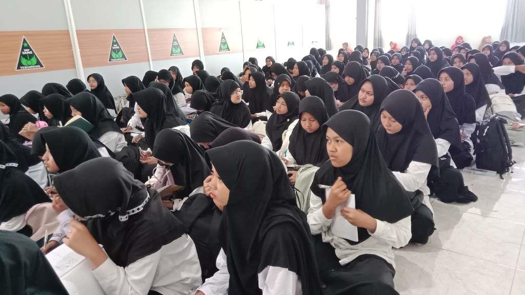 Siswi SMP Sains Tebuireng saat mengikuti kegiatan MPLS, Rabu (9/7/2025). Foto: Aulia