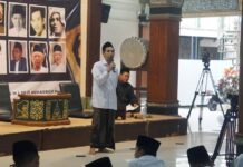 Ustadz Ahmad Faozan saat menyampaikan materi pembentukan karakter dan kesadaran lingkungan, Sabtu (6/7/2025). Foto: panitia MOSBA