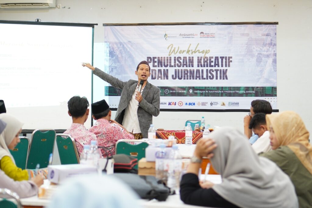 Raedu Bash, Indonesian literary ethnograph, explained the material in front of the workshop participants. Photo: Irsyad