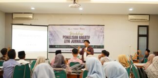 Hilmi Faiq, Redaktur Senior Harian Kompas saat memberikan materi kepada peserta, 21-22 Agustus 2025. Foto: Irsyad.