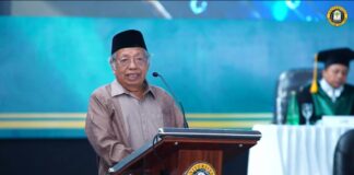Ketua Yayasan UNHASY Dorong Wisudawan Jadi Pemimpin Berakhlak Prof. Dr. H. Imam Suprayogo saat memberikan sambutan di acara Wisuda Sarjana UNHASY ke-9 & ke-34 dan Magister FAI UNHASY ke-23 UNHASY, Sabtu (9/8/2025). Foto: unhasy