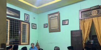 Mohon Doa Restu, Kunjungan Silaturahmi MWCNU Sumbergempol Tulungagung ke Tebuireng Kunjungan Silaturahmi MWCNU Sumbergempol Tulungagung ke Pesantren Tebuireng. Rombongan juga bersilaturahmi ke ndalem KH. Abdul Kholiq Tsani (Gus Aing), Jumat (26/9/2025). Foto: Pewarta