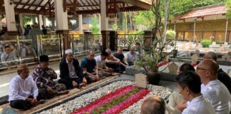 Suami Yenni Wahid, Dhohir Farisi Ziarah ke Makam Gus Dur
