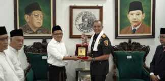 HUT ke-80 TNI, Pangdam V/Brawajiya Beri Kouta Khusus untuk Santri Jadi Tentara Pangdam V/Brawijaya Mayjen TNI Rudy Saladin, M.A. dan Gus Riza Yusuf saat silaturahmi di Dalem Kasepuhan Pesantren Tebuireng, Ahad (28/09/2025) dalam rangka HUT ke-80 TNI Republik Indonesia. Foto: Irsyad