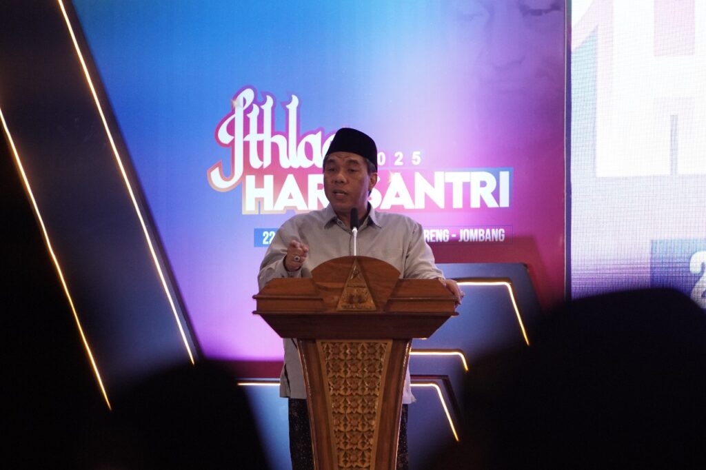 Dr. (Hc) KH. Zulfa Mustafa mewakili Ketua Umum PBNU menyampaikan pesan di acara peluncuran Hari Santri yang diadakan di Pesantren Tebuireng, Senin (22/9/2025). Foto: Zidan/Irsyad
