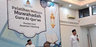 Pondok Putri Tebuireng Latih Guru Metode Muwahhadah, KH. Mahmudin: Nada Seragam adalah Kunci KH. Mahmudin saat menyampaikan metode muwahadah di hadapan para guru al-Quran Pondok Putri Pesantren Tebuireng, Selasa (23/9/2025). Foto: Albi