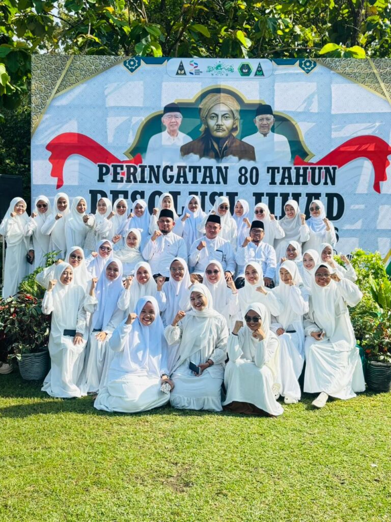 Dokumentasi sejumlah pembina asrama, kepala pondok Pesantren Sains Tebuireng Jombok serta pembina upacara H. Muhammad Hasyim Asy’ari. Foto: Hana