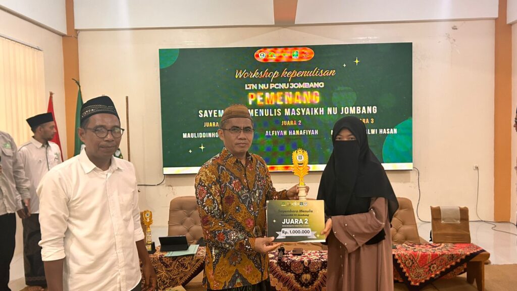 Mahasantri Ma’had Aly Hasyim Asy’ari Tebuireng. Alfiyah Hanafiyah berhasil meraih Juara 2 dalam Sayembara Menulis Masyaikh NU Jombang yang diselenggarakan oleh Lembaga Ta’lif wan Nasyr Nahdlatul Ulama (LTN NU) Jombang pada Sabtu, 25 Oktober 2025. Foto: Fatih
