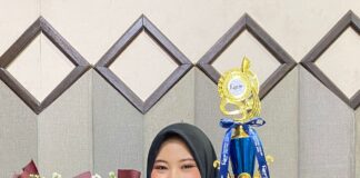 Siswi SMP Sains Tebuireng, Putri Fadilah, berhasil meraih Juara 2 dalam ajang Lomba Storytelling Tingkat Nasional yang diselenggarakan oleh English Student Association (ESA) Universitas Islam Malang (Unisma) pada Sabtu (11/10/2025). Foto: Albi