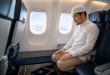 Shalat Fardhu sambil Duduk di Pesawat Hukumnya Sah? Ini Penjelasan Fikihnya