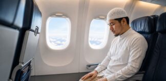 Shalat Fardhu sambil Duduk di Pesawat Hukumnya Sah? Ini Penjelasan Fikihnya
